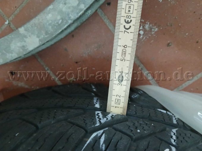 Die Profiltiefe ist für jeden Reifen abgebildet, ca. 5 mm.