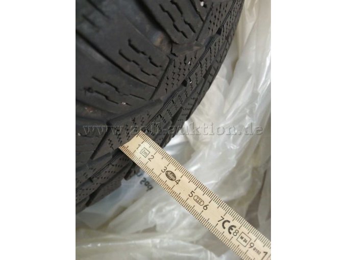 Die Profiltiefe ist für jeden Reifen abgebildet, ca. 5 mm.