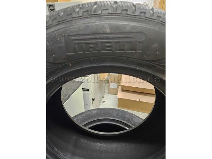 Das Bild zeigt einen Reifen mit der Aufschrift "Pirelli"