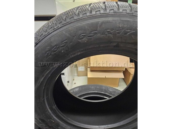 Das Bild zeigt einen schwarzen Autoreifen mit der Größenbezeichnung "235/65 R17" auf der Seitenwand.