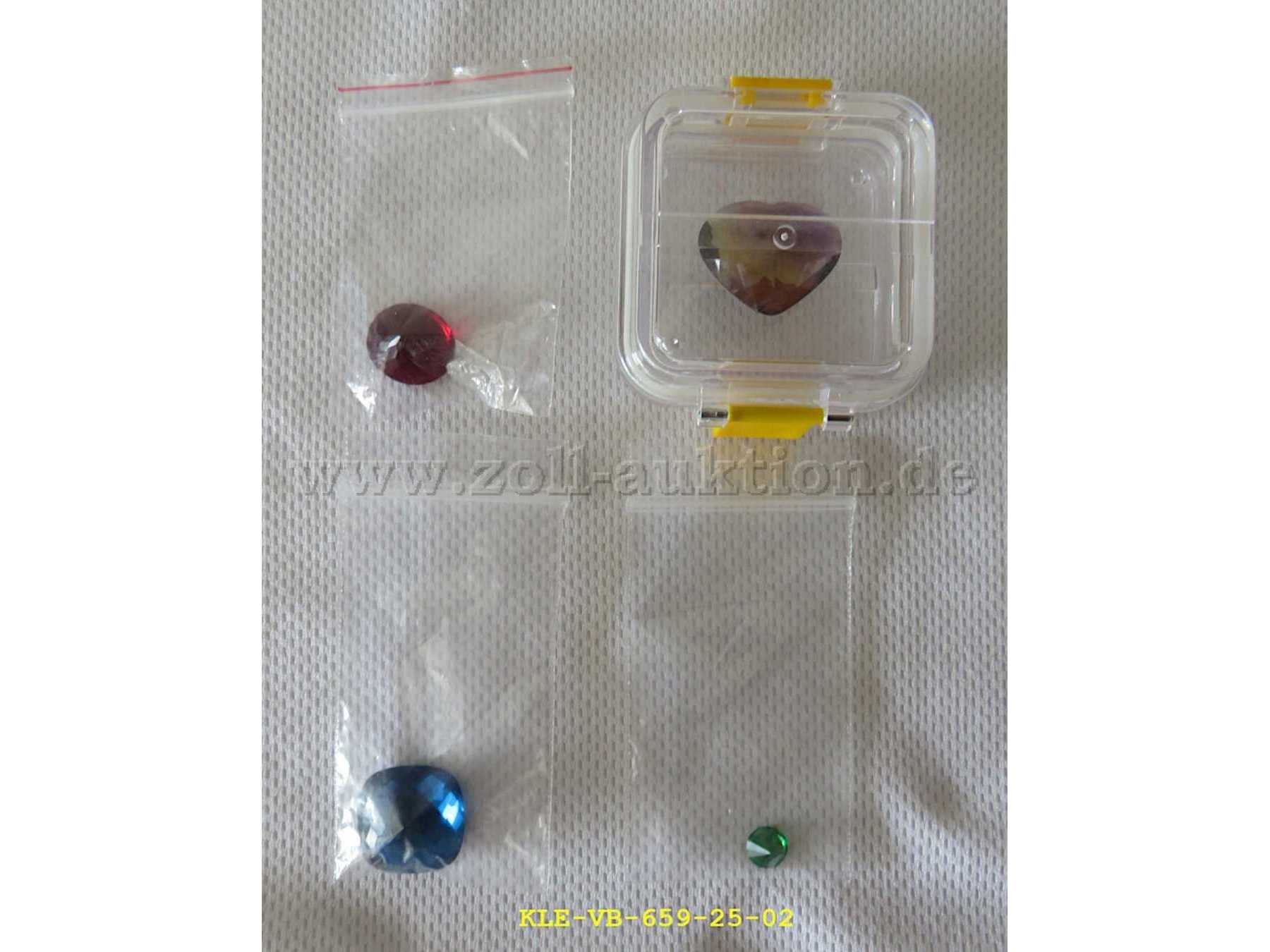 3 synthetische Edelsteine in Verschlusstütchen; 1 synthetischer Edelstein in Dose