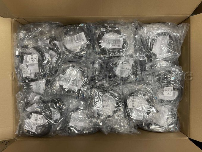 Alle 500 Kabel im Karton.