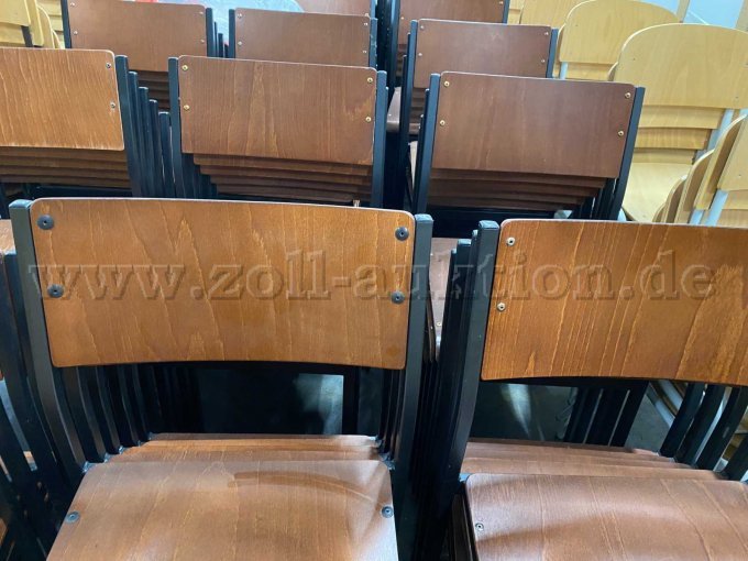 Holzstuhl gestapelt