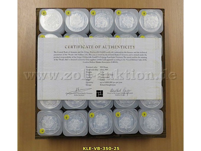 500 Silbermünzen in einer Holzkiste