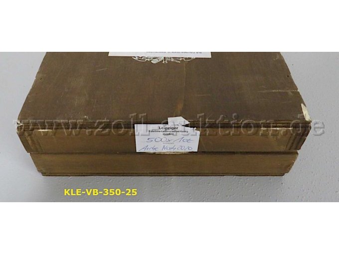 Ansicht Holzkiste mit einem Aufkleber der LEV GmbH