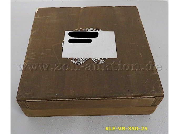 Ansicht Holzkiste mit Aufkleber, Schrift auf dem Bild geschwärzt