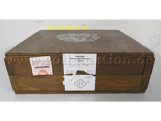 Holzkiste mit Aufklebern versehen