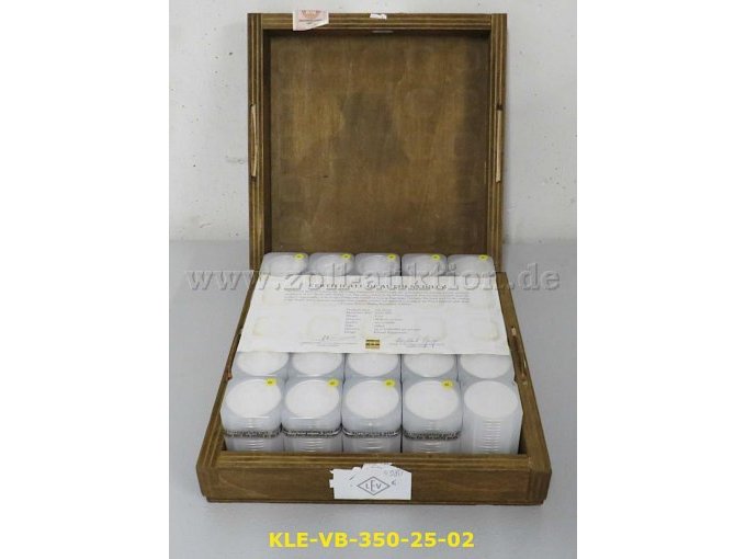 500 Silbermünzen in einer Holzkiste