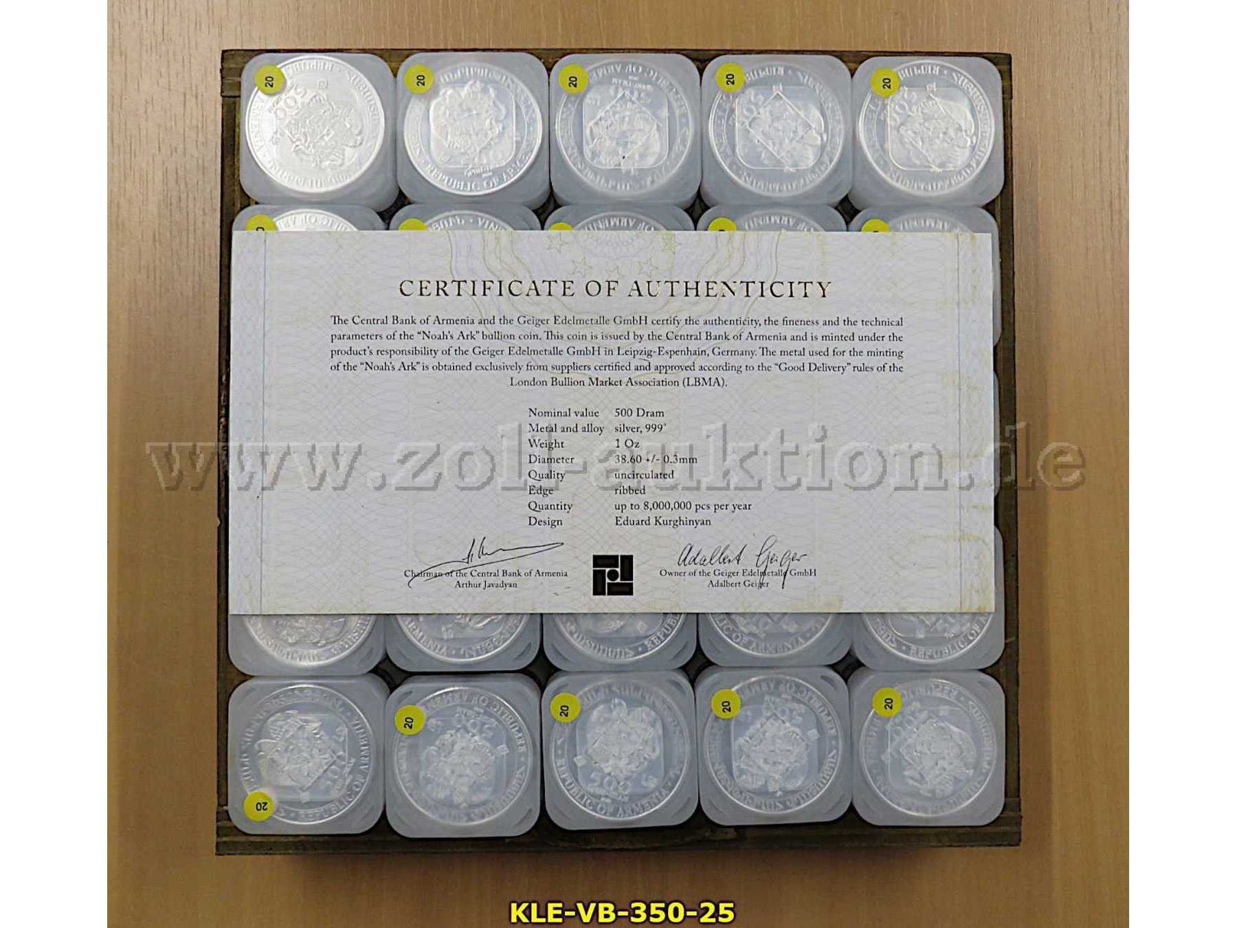 500 Silbermünzen in einer Holzkiste