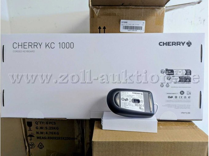 Das Bild zeigt eine ausgepackte MC 1000 sowie die Rückseite eines Orignalkartons des KC 1000. Das CE-Kennzeichen ist auf beiden Produkten sichtbar.