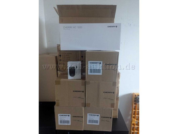 Das Bild zeigt einen Stapel von Originalkartons der Originalverpackung der MC 1000 und KC 1000. Insgesamt sind in den Kartons 50 MC 1000 und 50 KC 1000 verpackt.