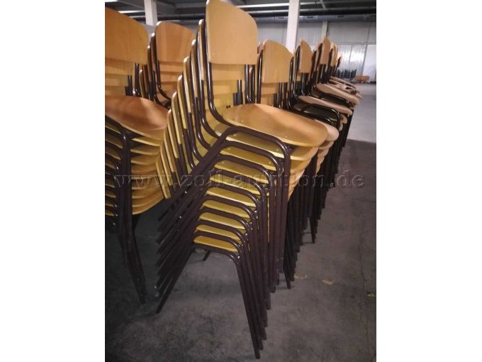 10 Stühle gestapelt