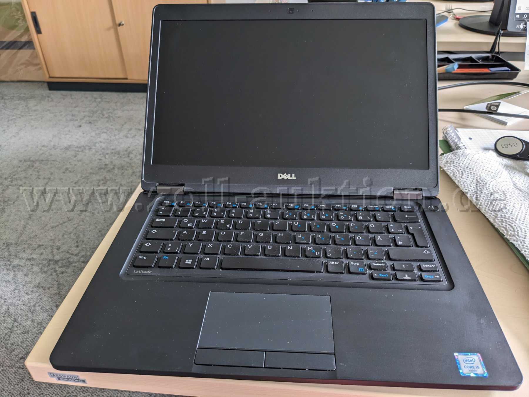 Laptop aufgeklappt