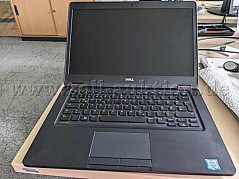 Laptop aufgeklappt