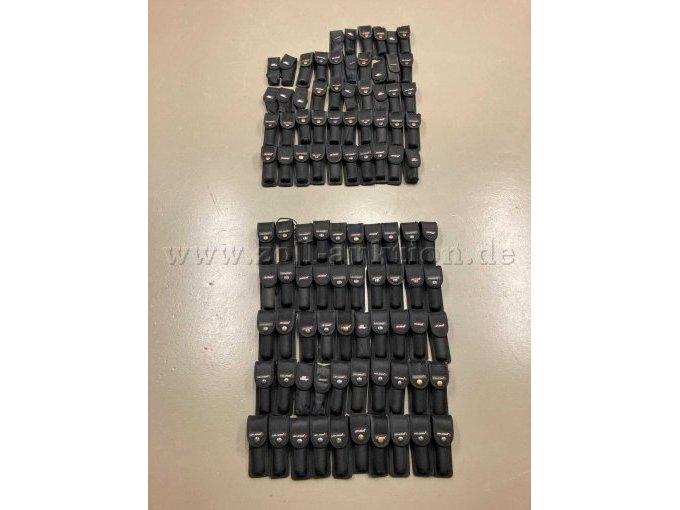 Übersichtsaufnahme, unten die 50 Holster mit Taschenlampen, oben die 46 leeren Holster