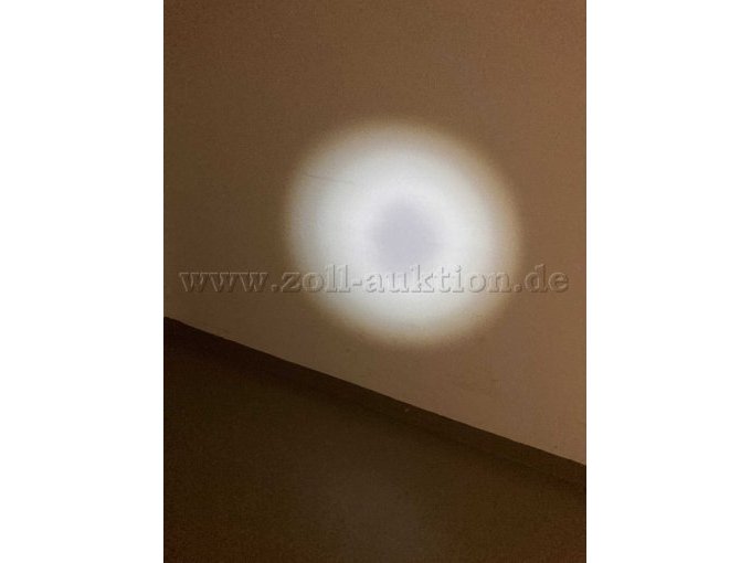 Weiter Abstrahlwinkel mit Lichtkegel an der Wand aus ca. 60cm Entfernung