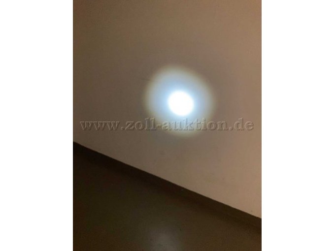Enger Anstrahlwinkel mit Lichtkegel an der Wand aus ca. 60cm entfernung