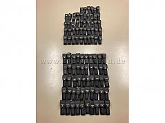 Übersichtsaufnahme, unten die 50 Holster mit Taschenlampen, oben die 46 leeren Holster