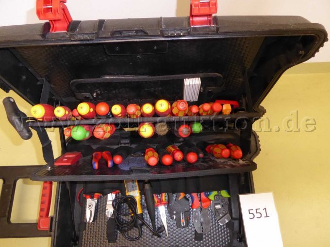 vier große Fächer mit Werkzeug