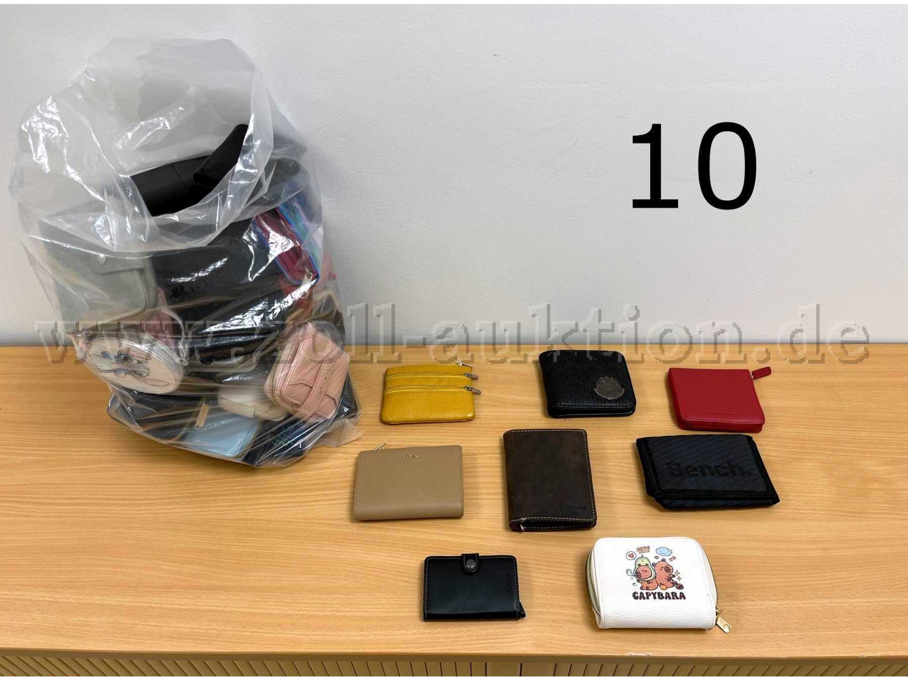 51 verschiedene Geldbörsen, unter anderem von H.I.S, Gerry Weber, Deichmann. Für die genauere Auflistung bitte die Auktionsbeschreibung aufrufen.