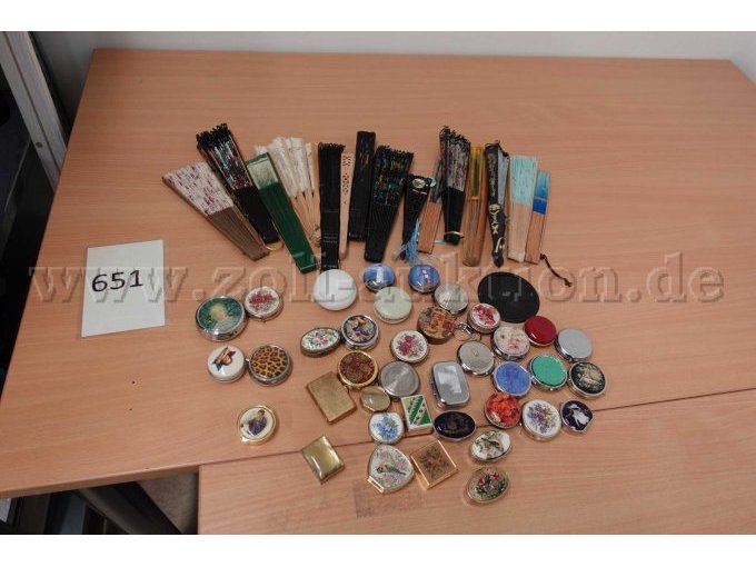 53 teilig, gebrauchte Pillendösch und Fächer verschiedener Marken – kavel bij Zoll-Auktion, Hamburg