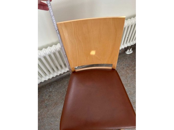 Stuhl mit Meterstab höhe