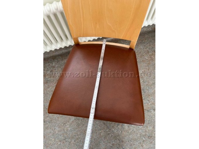 Stuhl mit Meterstab Sitzfläche