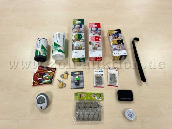 Zwei Müllbeutelrollen, drei Packungen wiederverschließbare Tüten, Handwärmer, Vorhängeschlösse, ein Reisezahlenschloss, Sicherheits- und Stecknadeln, Schuhlöffel, Nachtlicht, Maßbänder