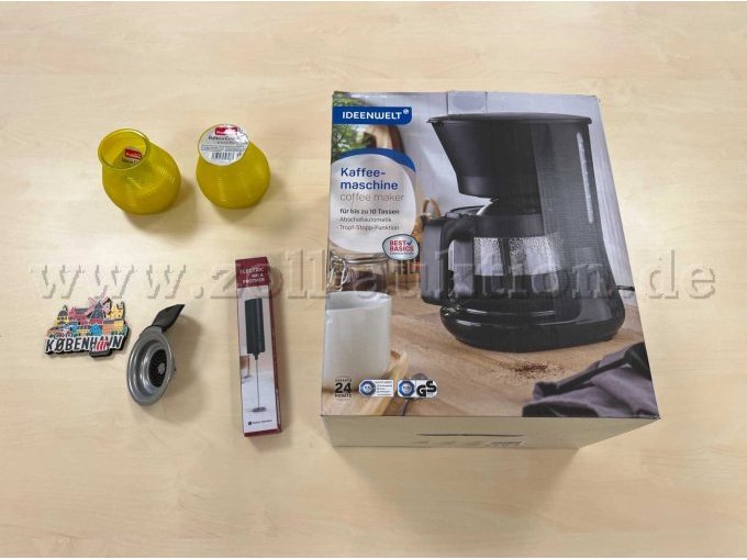 Von links nach rechts: Kerzen mit Zitronenduft, Magnet mit Kopenhagen-Motiv, Kaffeepad-Sieb, Milchaufschäumer, Kaffeemaschine