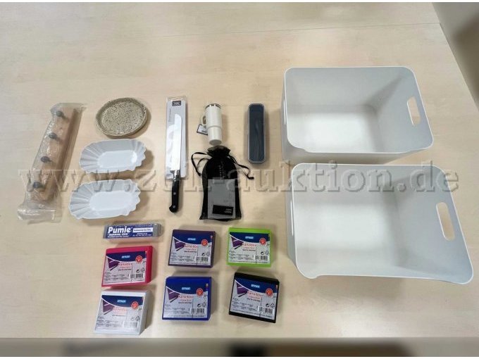 Von links nach rechts: Hakenleiste von Ikea, drei Schalen, Brotmesser, Thermosbecher, Kunststoffboxen,  Amenities im Beutel, Bimsstein, Karteikartenboxen, Besteckset in der Box