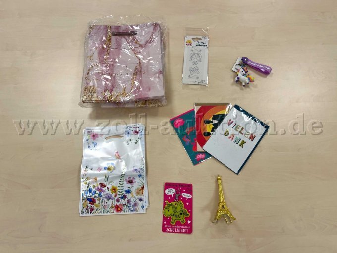 Geschenktüten-Set, Sticker, Schlüsselanhänger, Karten mit Umschläge, kleine Kunststofftüten, Reflektor-Anhänger, Eiffelturm-Deko