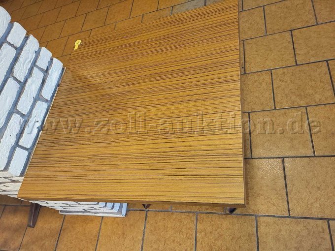 Tisch
0,80 m x 0,80 m x 0,75 m