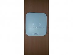 Das Gerät ist rechteckig, flach, aus weißem Kunststoff.
Vorderseite: LED-Anzeigen für Betriebs- und Netzwerkstatus.	Kompakte, robuste Bauweise, für Büro- oder Industrieumgebungen geeignet.