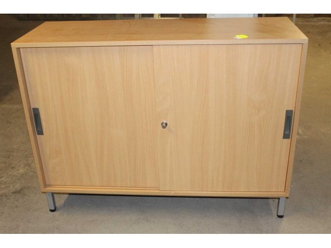 Schrank 3 -Türen geschlossen