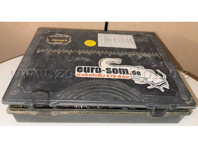 Köderbox mit Inhalt, leicht beschädigt