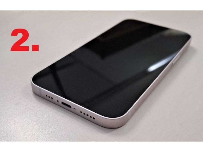 2. iPhone 13, Display