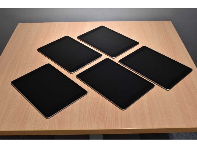 Apple iPad 6. Generation A1893 32 GB 9,7" (24,63cm)
Ansicht von vorne