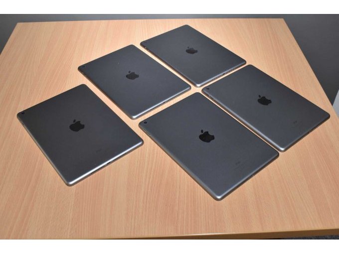 Apple iPad 6. Generation A1893 32 GB 9,7" (24,63cm)
Ansicht von hinten