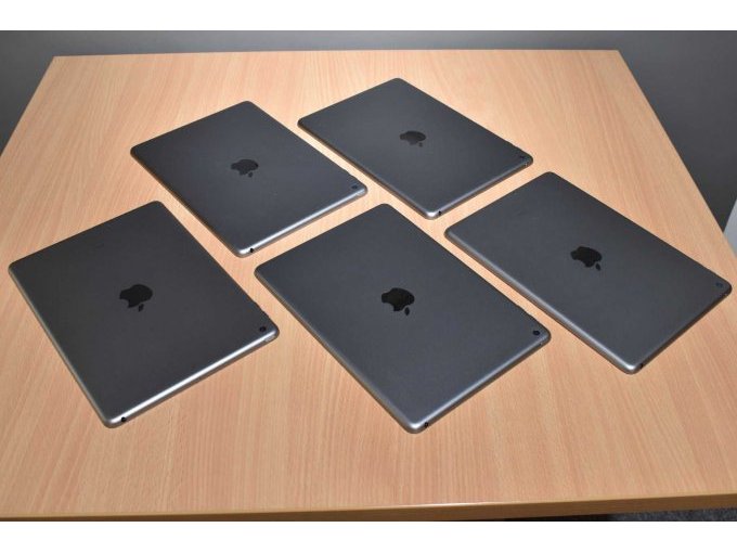 Apple iPad 6. Generation A1893 32 GB 9,7" (24,63cm)
Ansicht von hinten