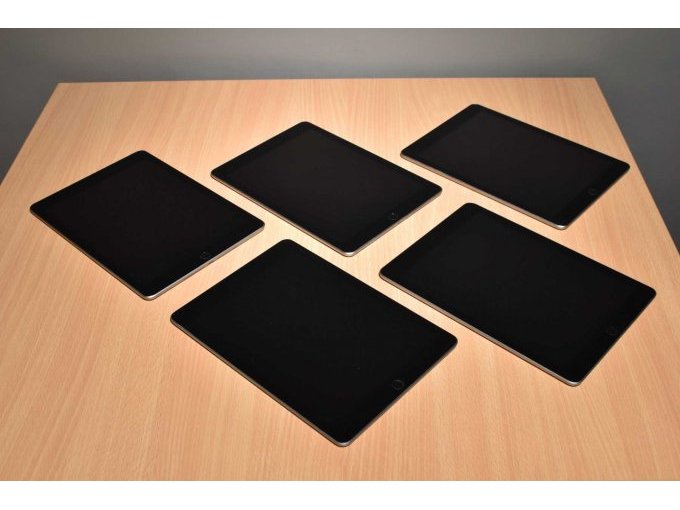 Apple iPad 6. Generation A1893 32 GB 9,7" (24,63cm)
Ansicht von vorne