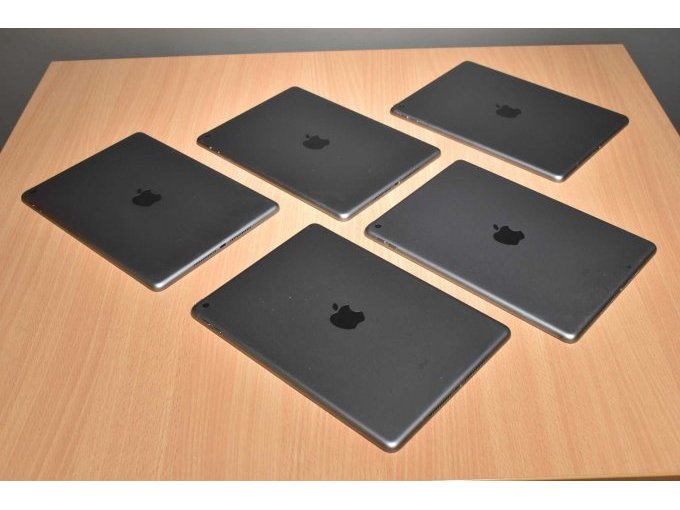 Apple iPad 6. Generation A1893 32 GB 9,7" (24,63cm)
Ansicht von hinten