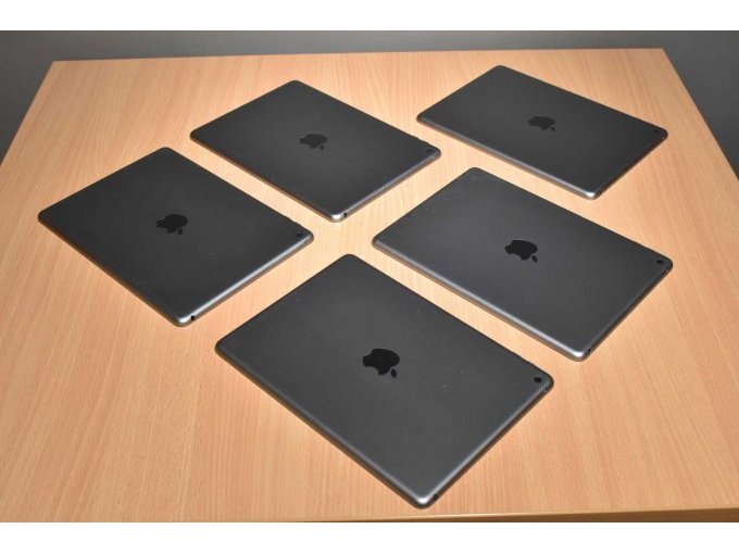 Apple iPad 6. Generation A1893 32 GB 9,7" (24,63cm)
Ansicht von hinten
