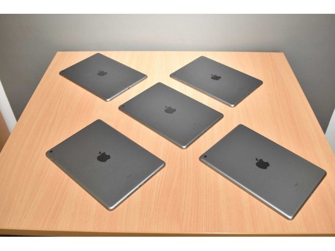 Apple iPad 6. Generation A1893 32 GB 9,7" (24,63cm)
Ansicht von hinten