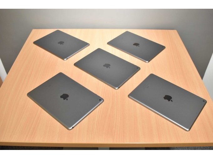 Apple iPad 6. Generation A1893 32 GB 9,7" (24,63cm)
Ansicht von hinten