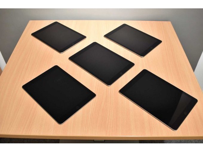 Apple iPad 6. Generation A1893 32 GB 9,7" (24,63cm)
Ansicht von vorne
