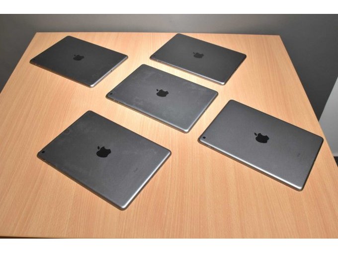 Apple iPad 6. Generation A1893 32 GB 9,7" (24,63cm)
Ansicht von hinten