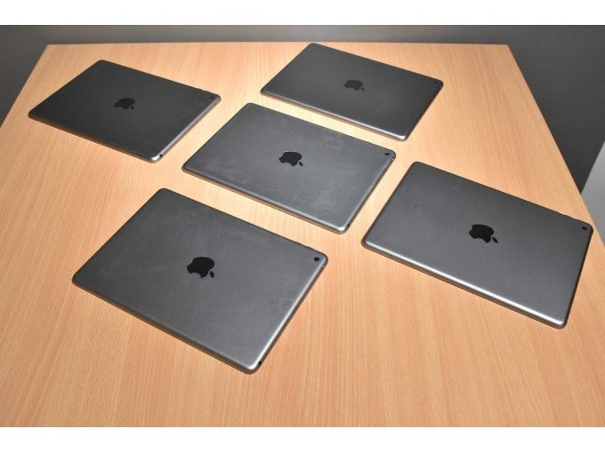 Apple iPad 6. Generation A1893 32 GB 9,7" (24,63cm)
Ansicht von hinten