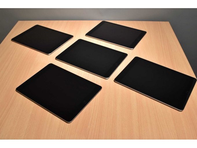 Apple iPad 6. Generation A1893 32 GB 9,7" (24,63cm)
Ansicht von vorne