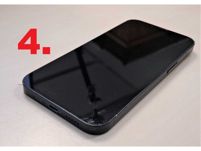 4. iPhone 13, Display