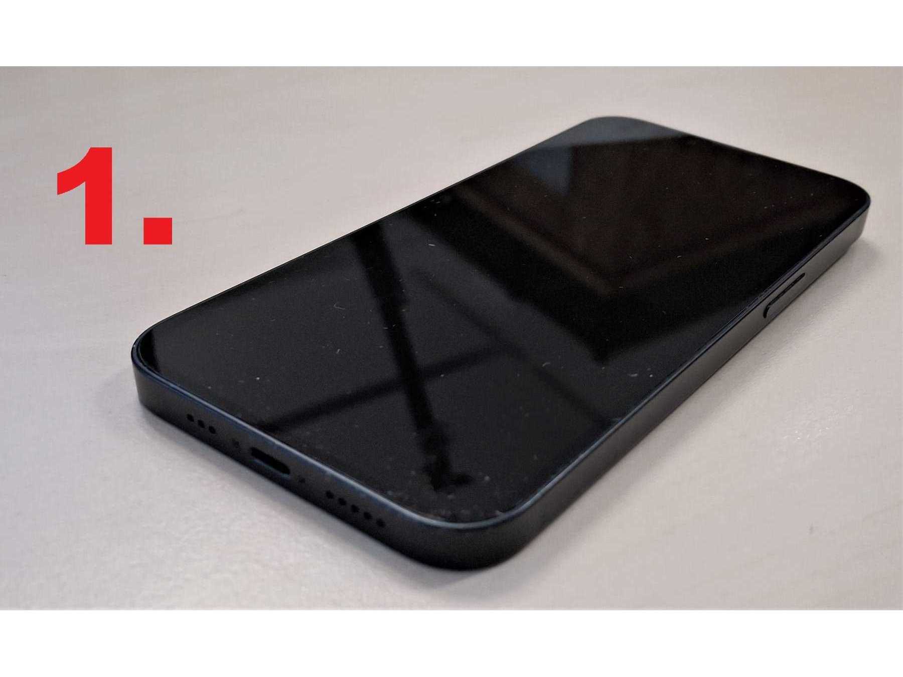 1. iPhone 13, Display